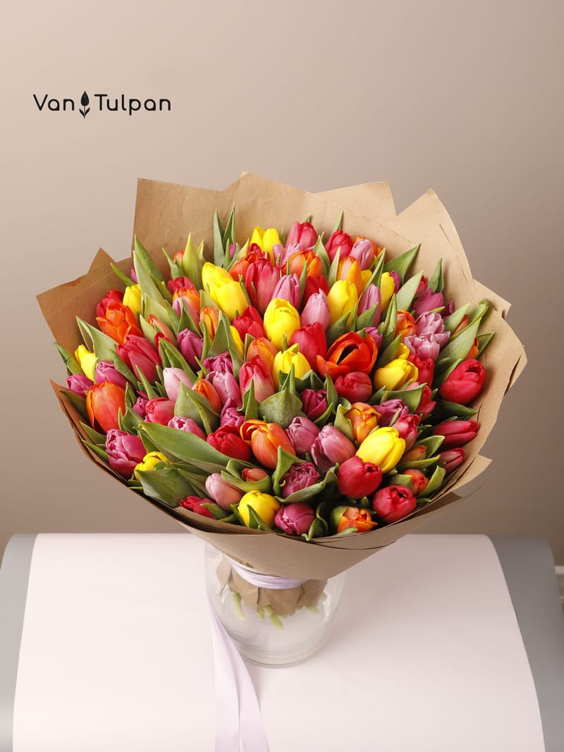 Букет из 101 разного тюльпана, крафт