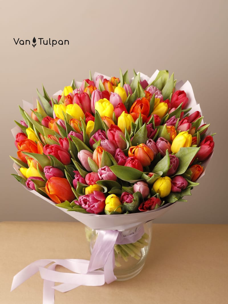 Букет из 101 разного тюльпана, пленка