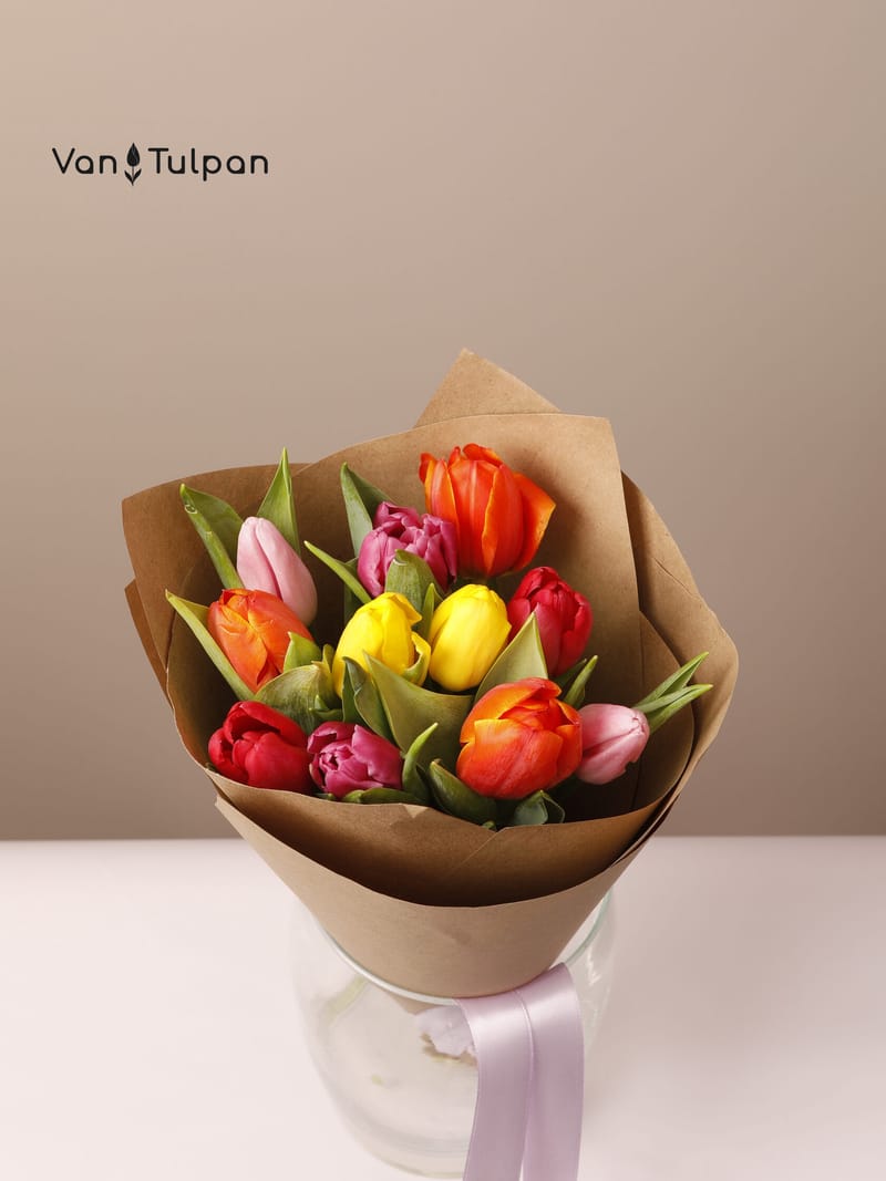 Букет из 11 разного тюльпана, крафт