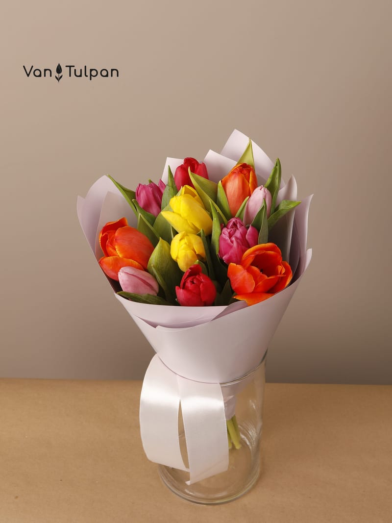 Букет из 11 разного тюльпана, пленка