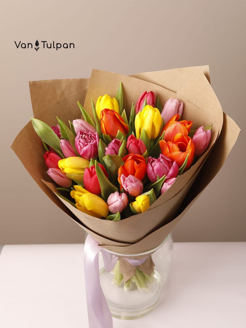 Букет из 17 разного тюльпана, крафт