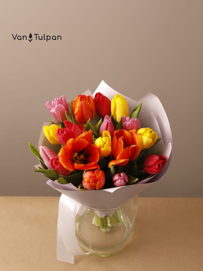 Букет из 17 разного тюльпана, пленка