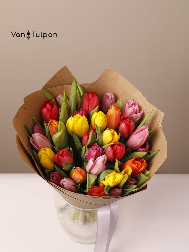 Букет из 31 разного тюльпана, крафт