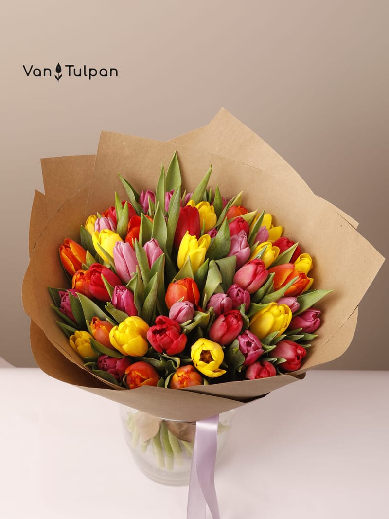 Букет из 51 разного тюльпана, крафт