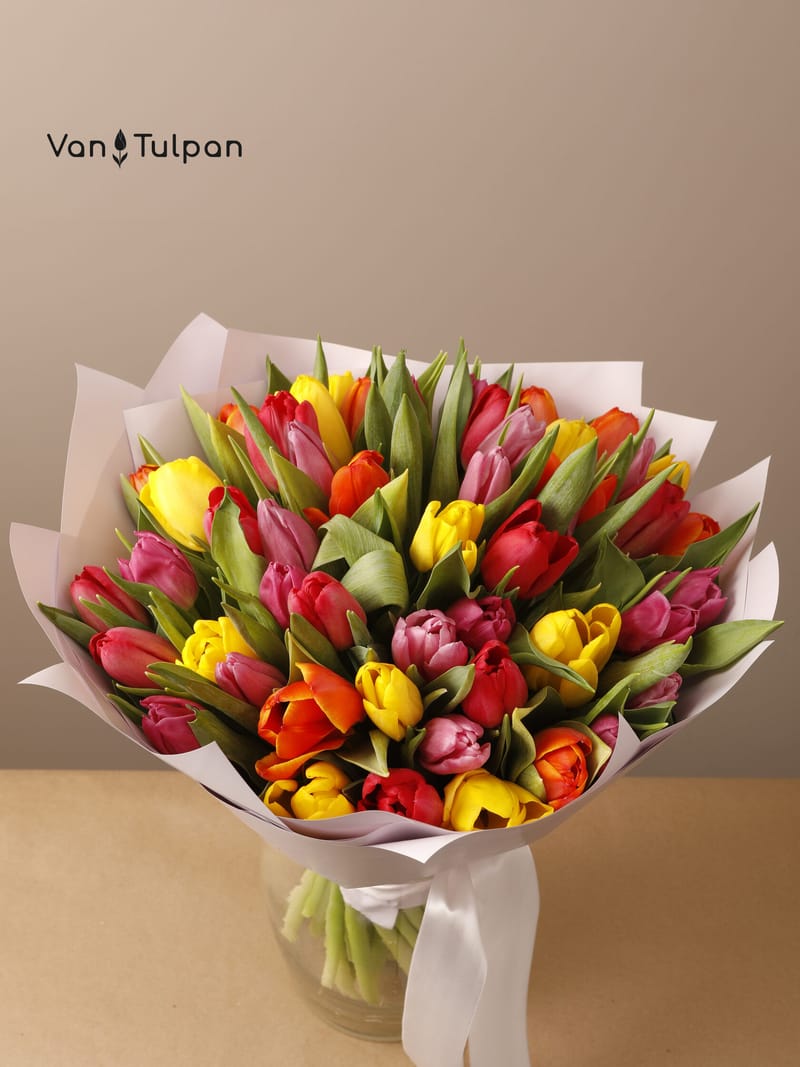 Букет из 51 разного тюльпана, пленка