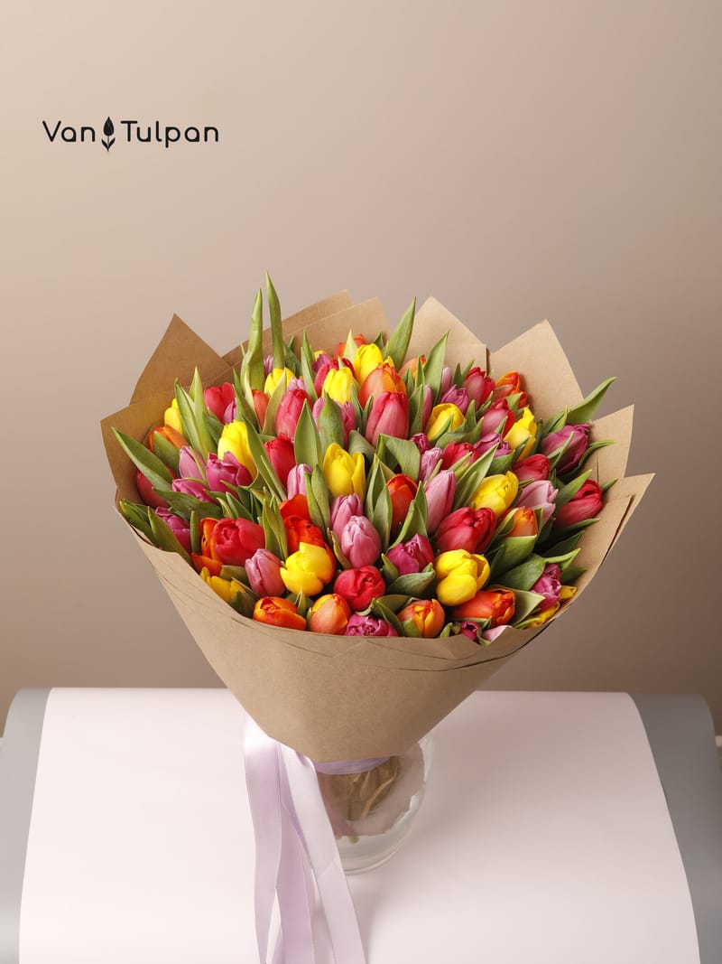 Букет из 75 разного тюльпана, крафт