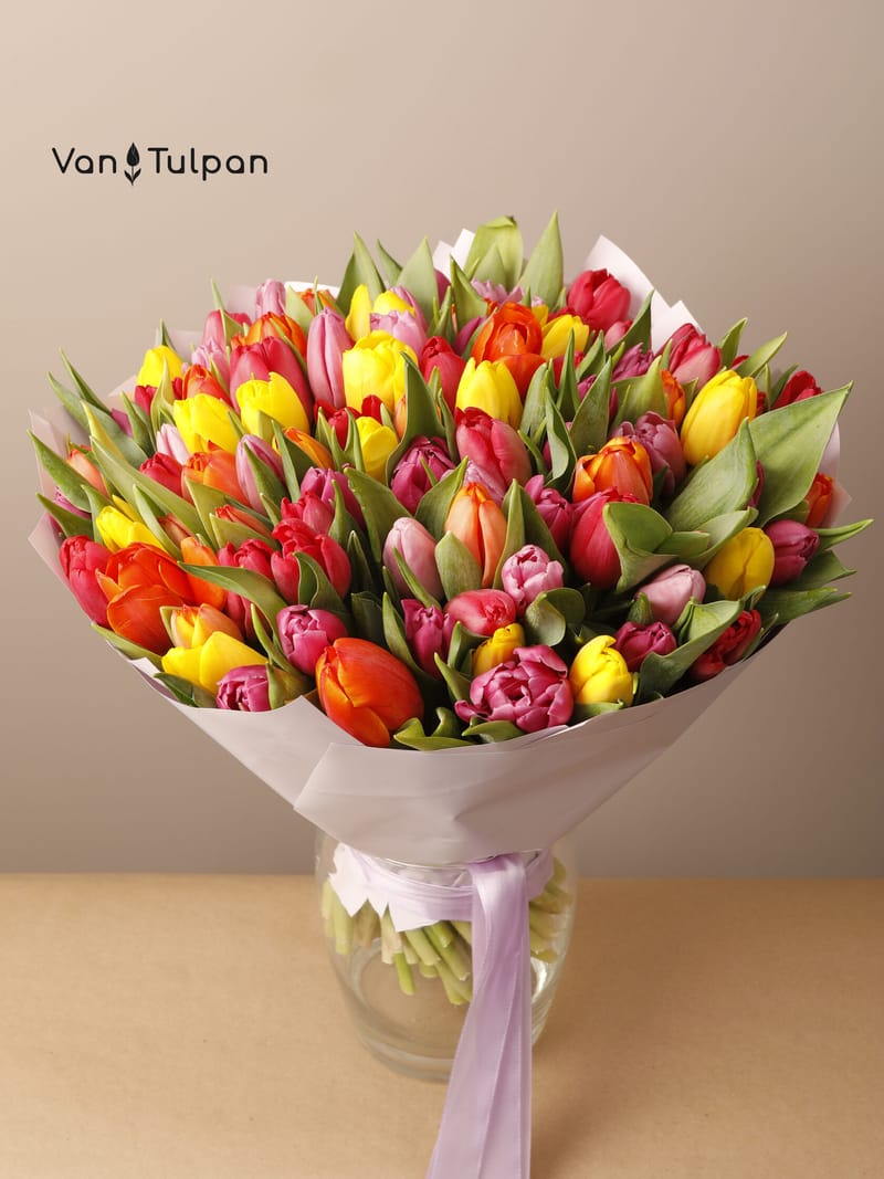 Букет из 75 разного тюльпана, пленка