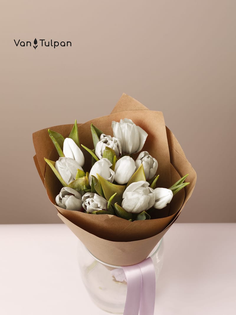 Букет из 11 белого тюльпана, крафт