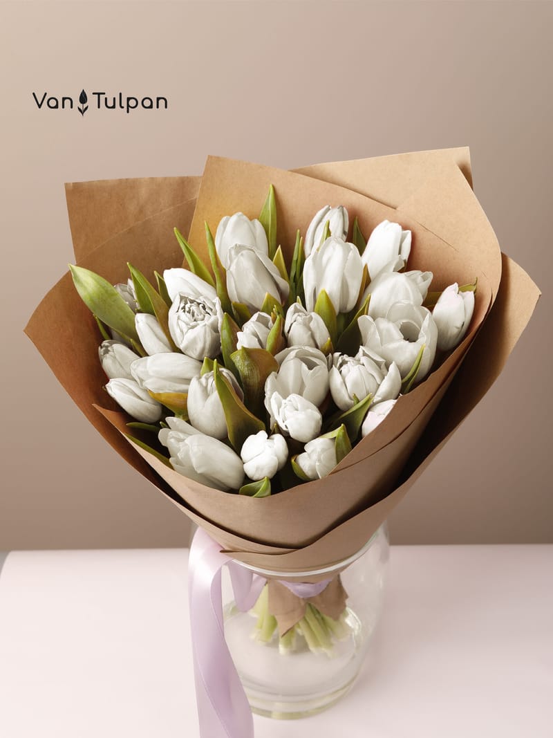 Букет из 25 белого тюльпана, крафт