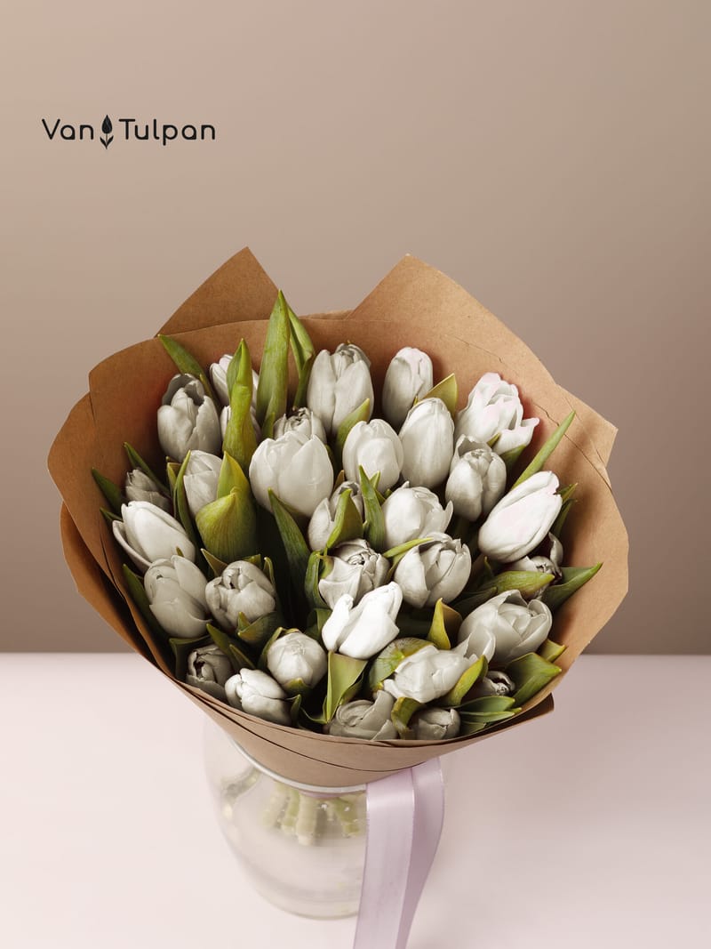 Букет из 31 белого тюльпана, крафт