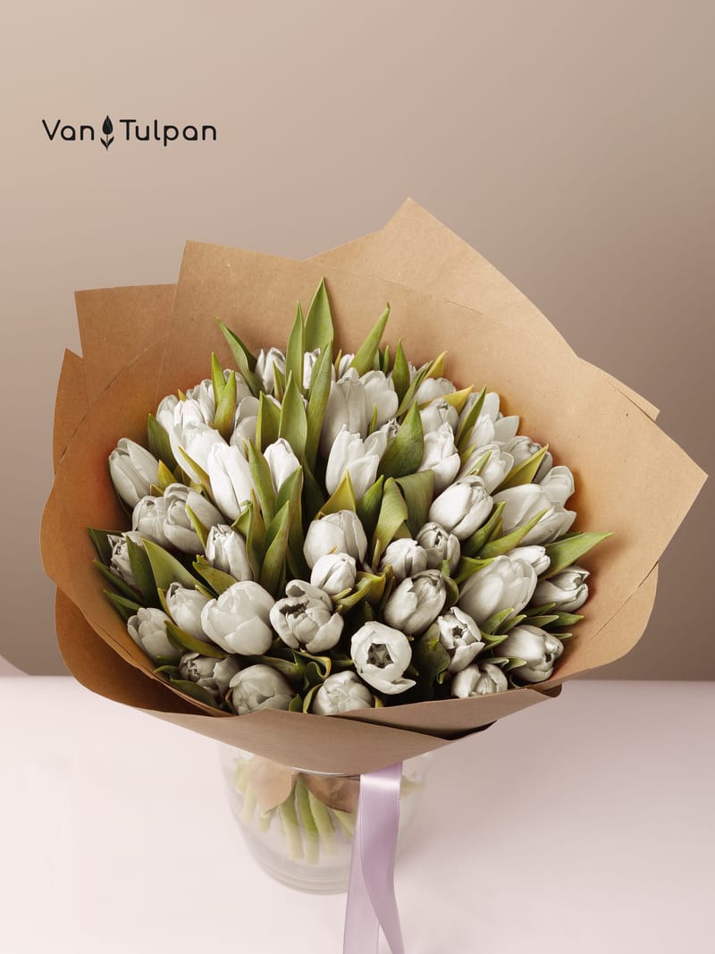 Букет из 51 белого тюльпана, крафт