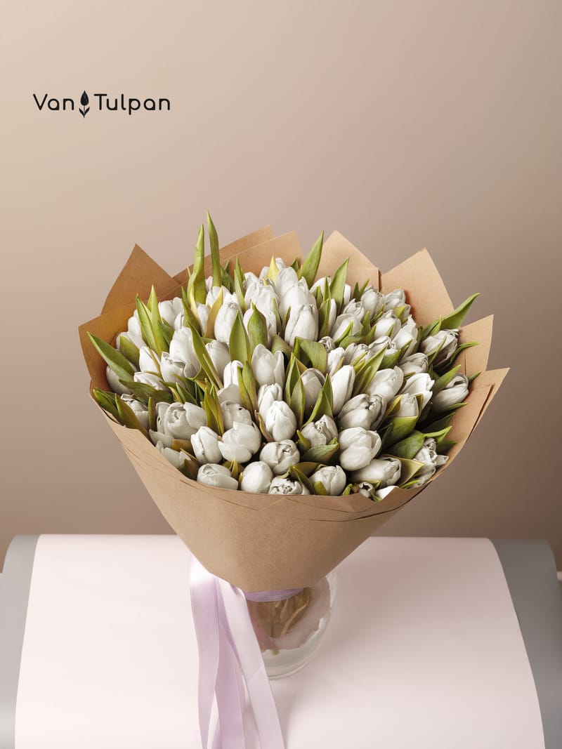 Букет из 75 белого тюльпана, крафт