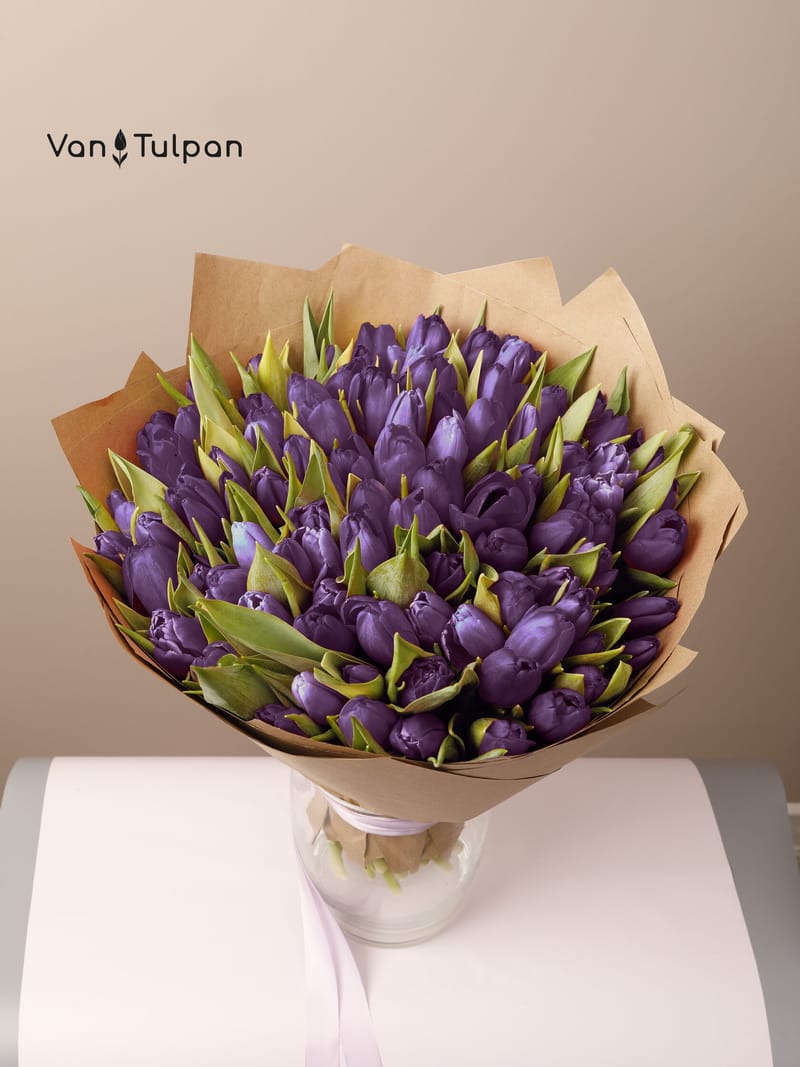 Букет из 101 фиолетового тюльпана, крафт