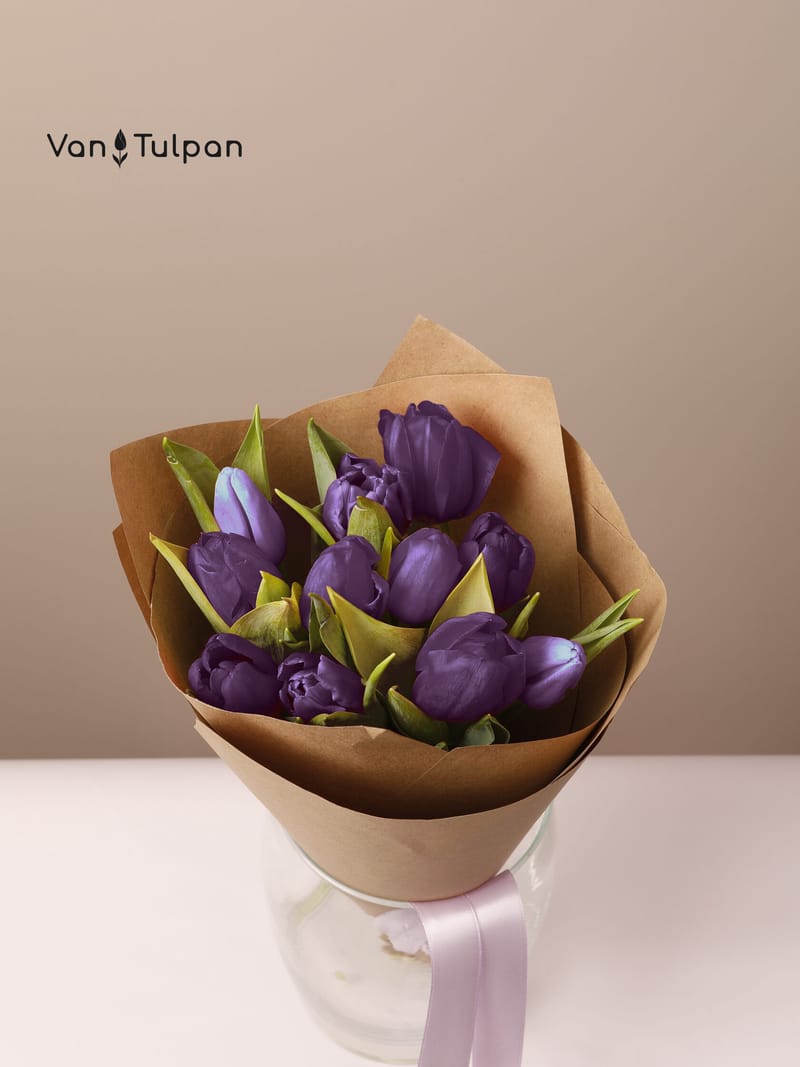 Букет из 11 фиолетового тюльпана, крафт