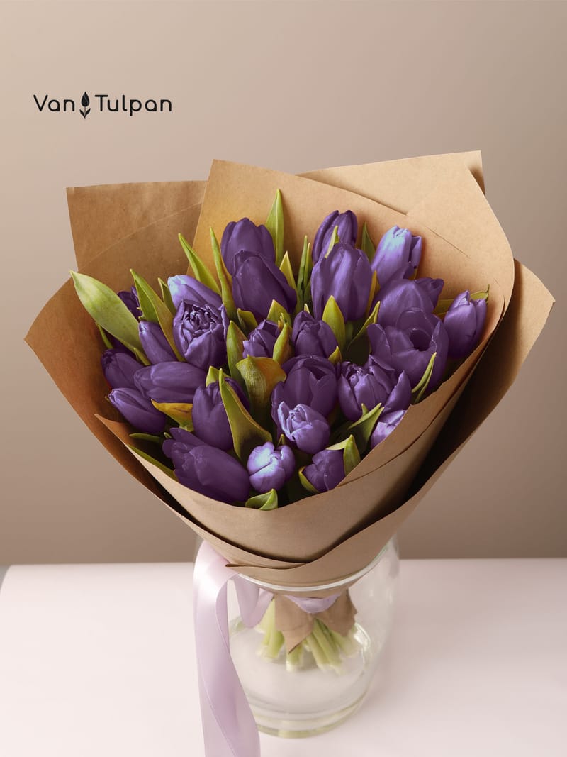 Букет из 31 фиолетовые тюльпанов, крафт