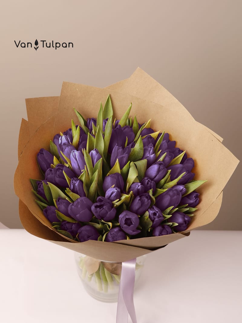 Букет из 51 фиолетового тюльпана, крафт