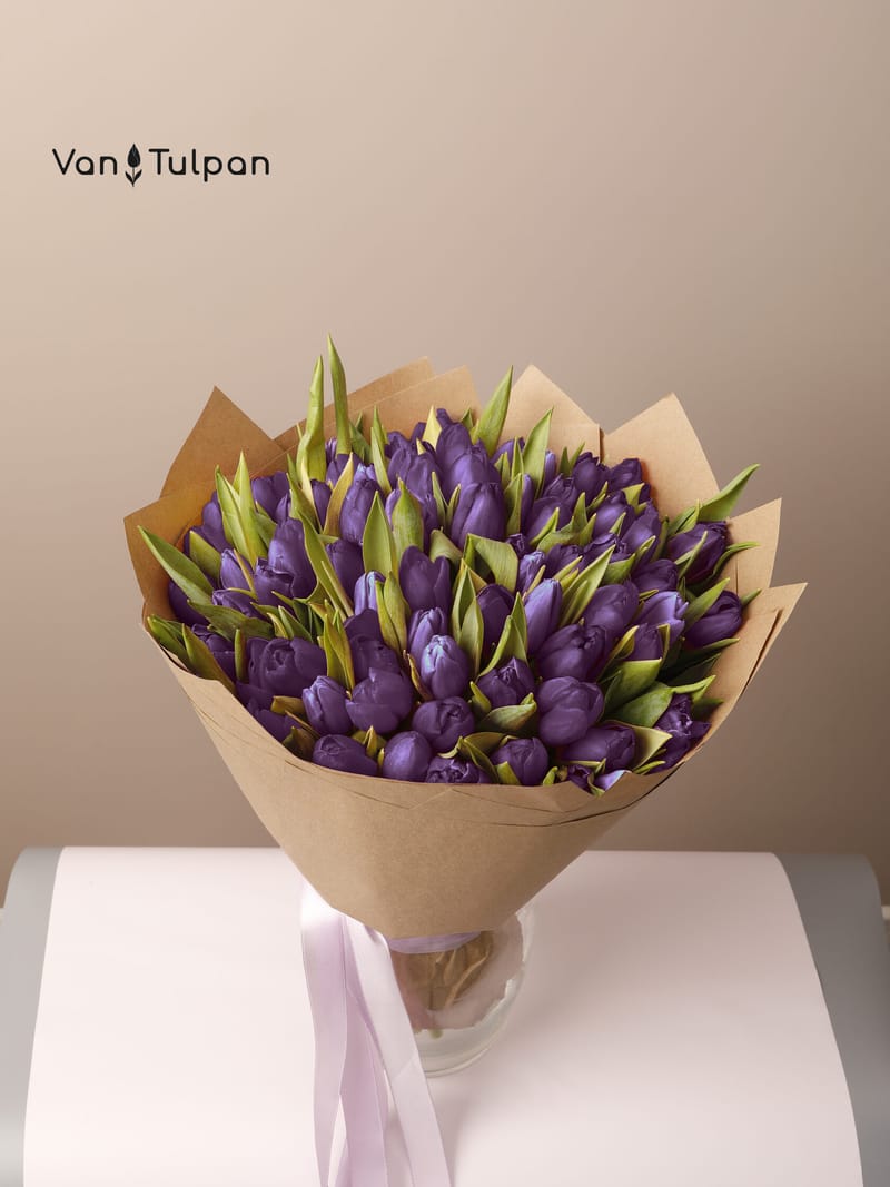 Букет из 75 фиолетового тюльпана, крафт