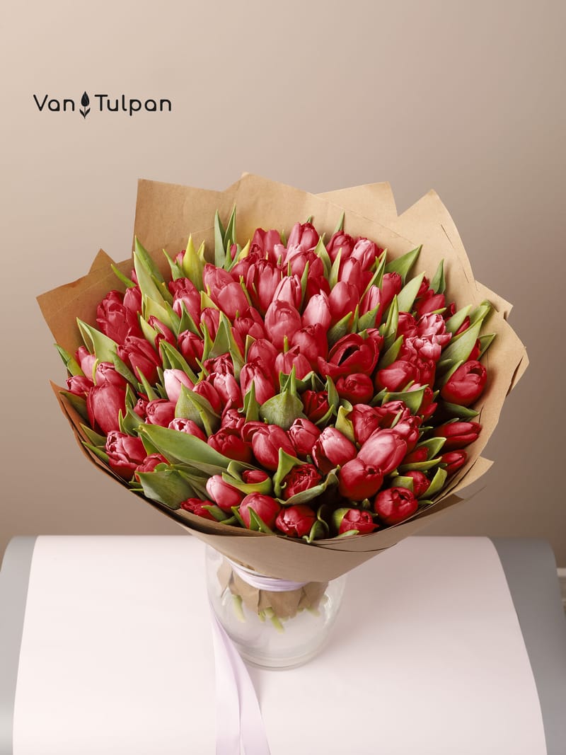 Букет из 101 красного тюльпана, крафт