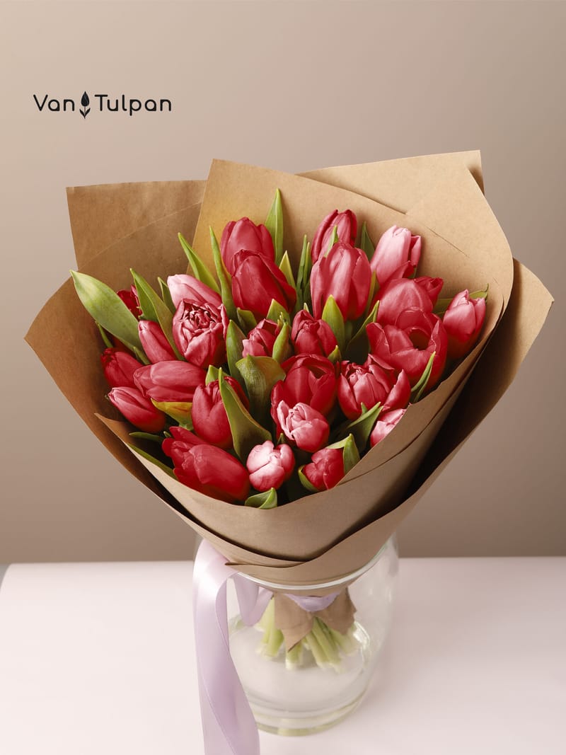 Букет из 17 красного тюльпана, крафт