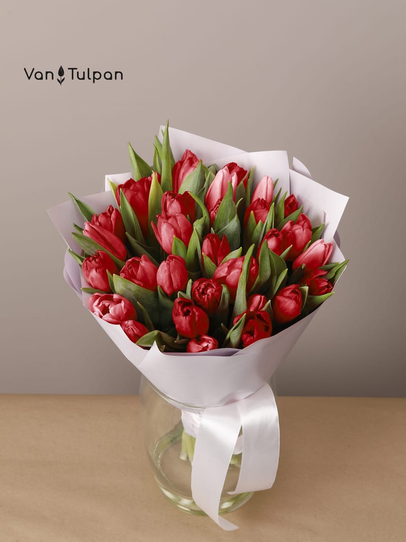 Букет из 25 красного тюльпана, крафт