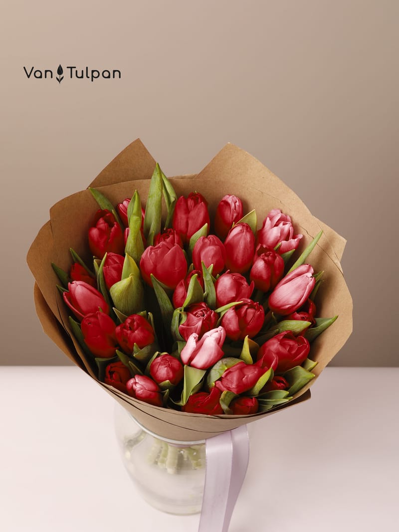 Букет из 31 красного тюльпана, крафт