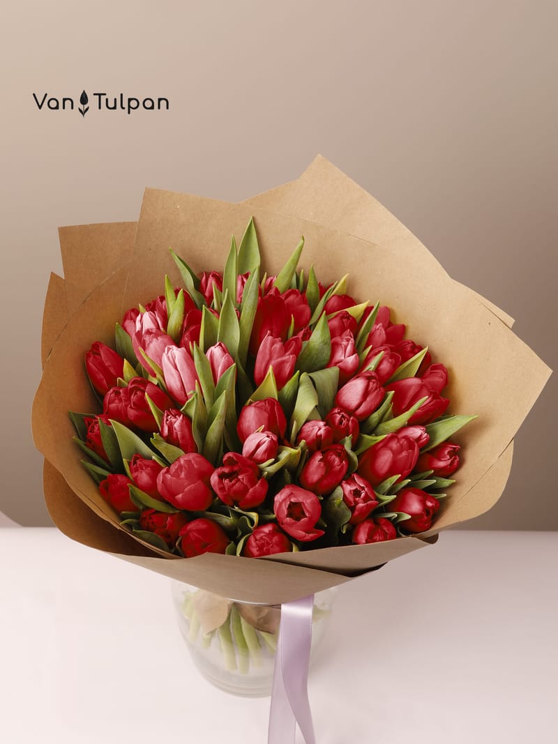 Букет из 51 красного тюльпана, крафт