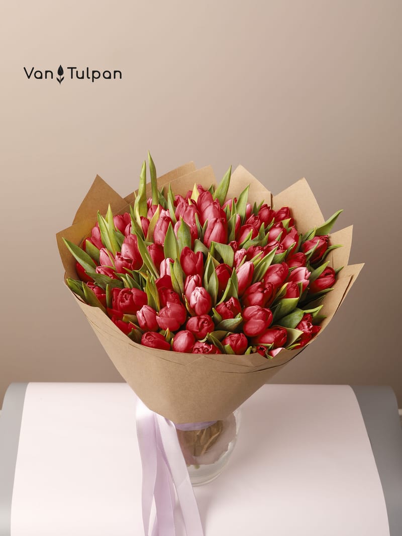 Букет из 75 красного тюльпана, крафт