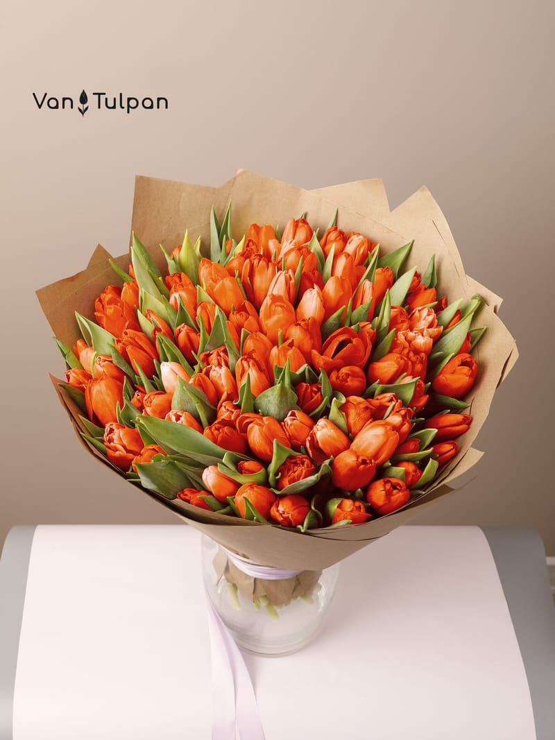 Букет из 101 оранжевого тюльпана, крафт