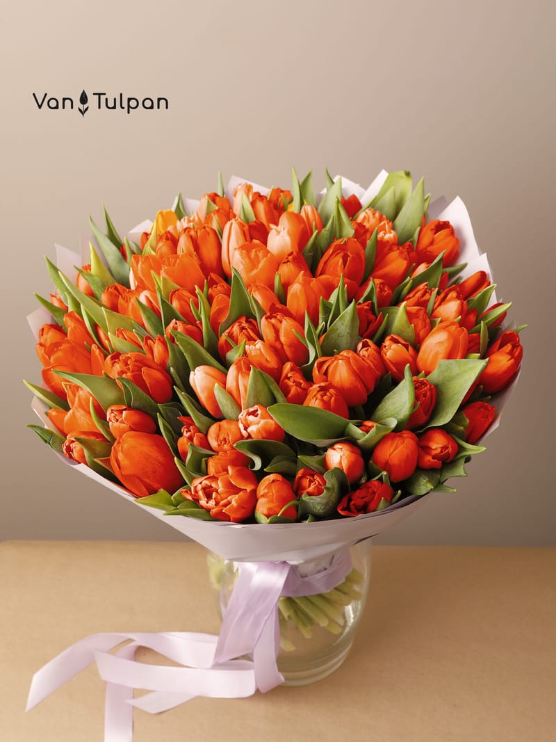 Букет из 101 оранжевого тюльпана, пленка