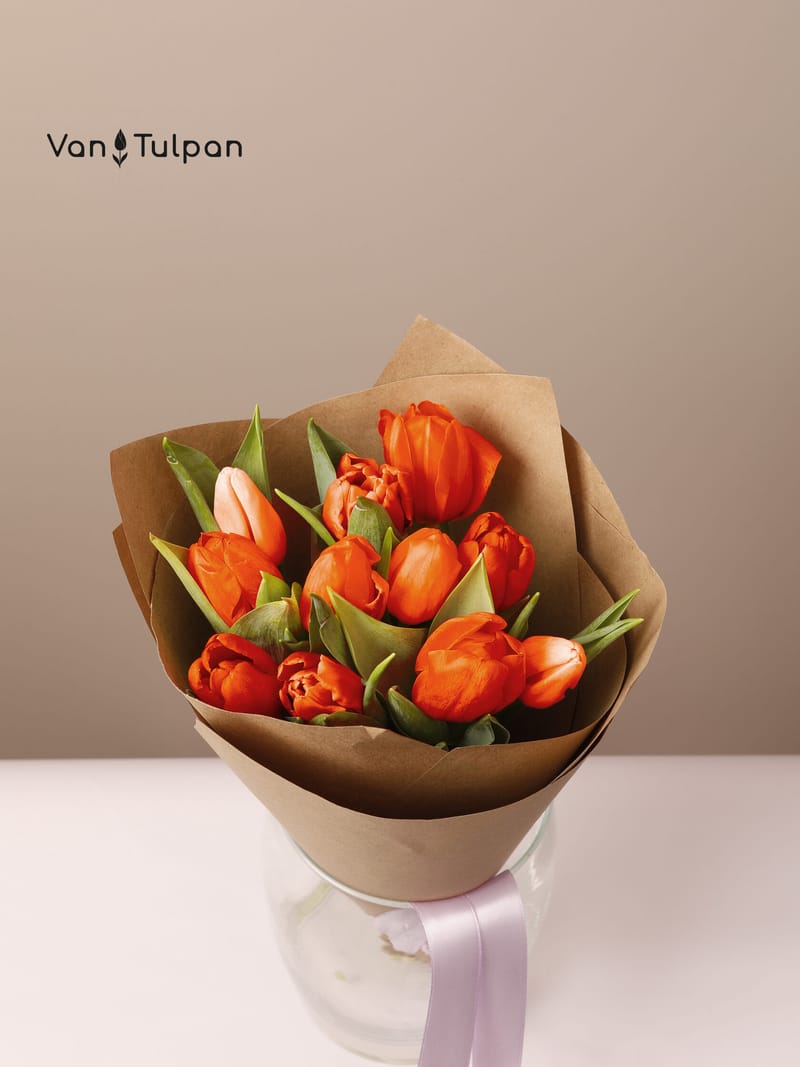 Букет из 11 оранжевого тюльпана, крафт