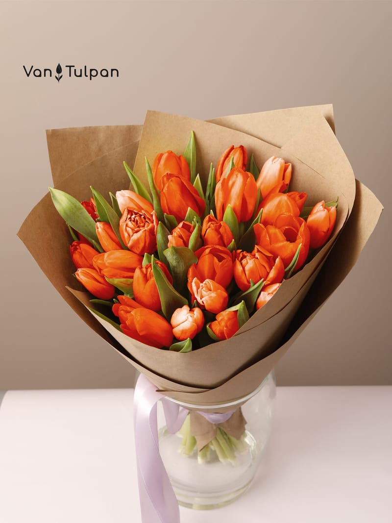 Букет из 17 оранжевого тюльпана, крафт