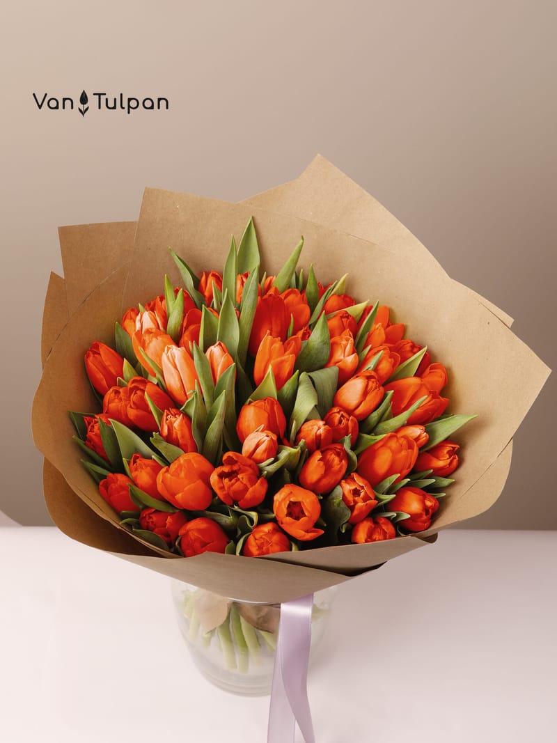 Букет из 31 оранжевого тюльпана, крафт