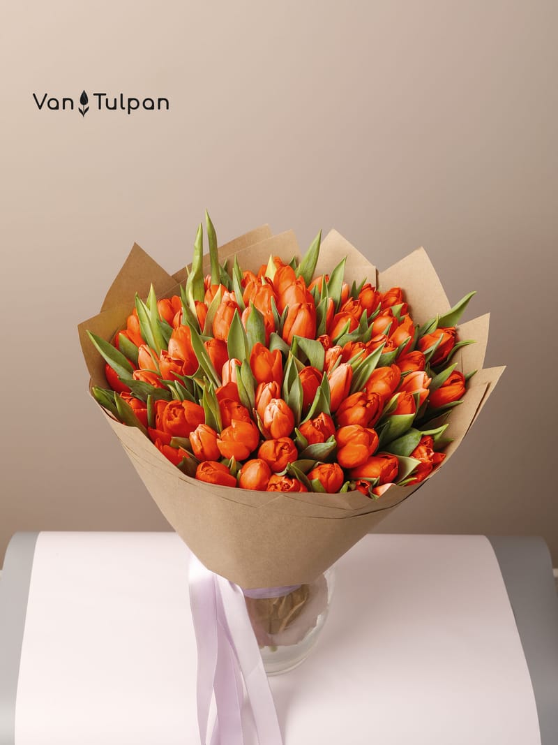 Букет из 75 оранжевого тюльпана, крафт