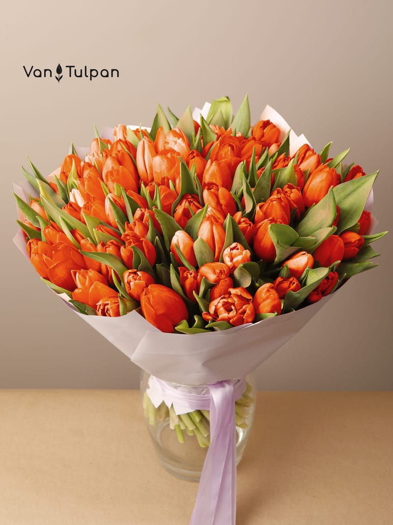 Букет из 75 оранжевого тюльпана, пленка