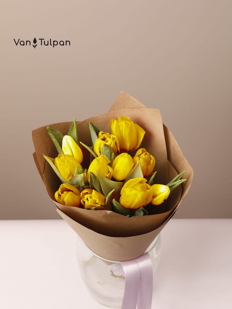 Букет из 11 желтого тюльпана, крафт