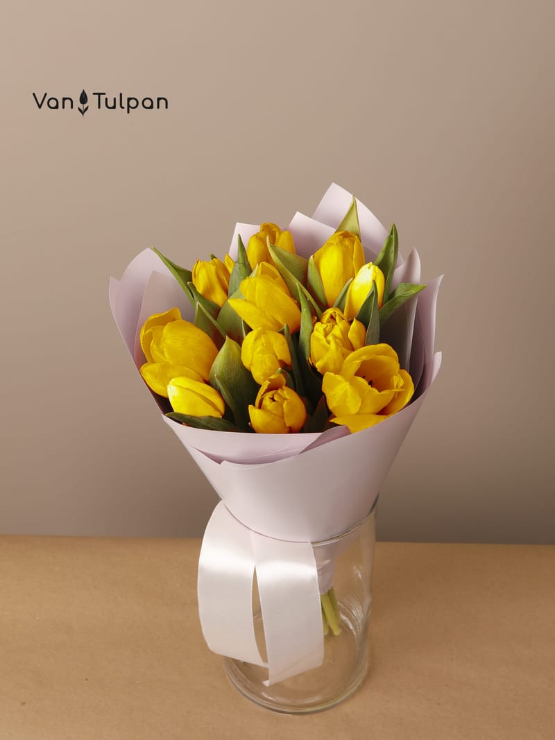 Букет из 11 желтого тюльпана, пленка