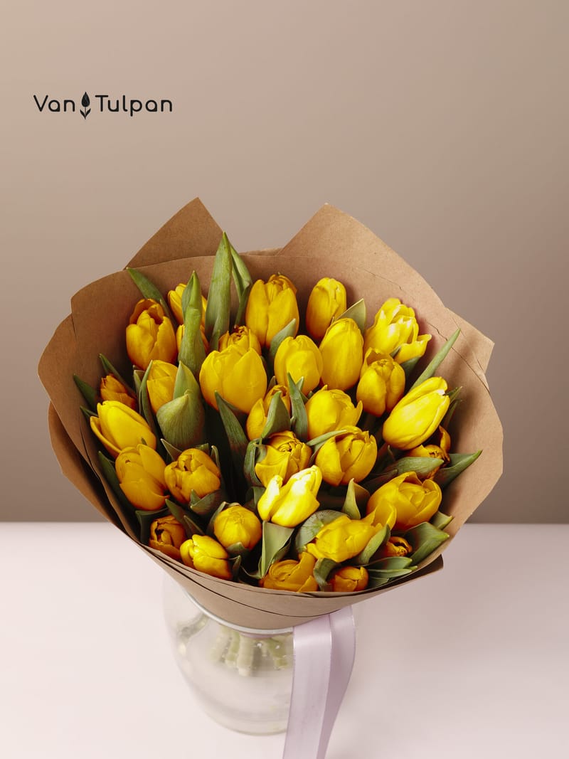 Букет из 31 желтого тюльпана, крафт
