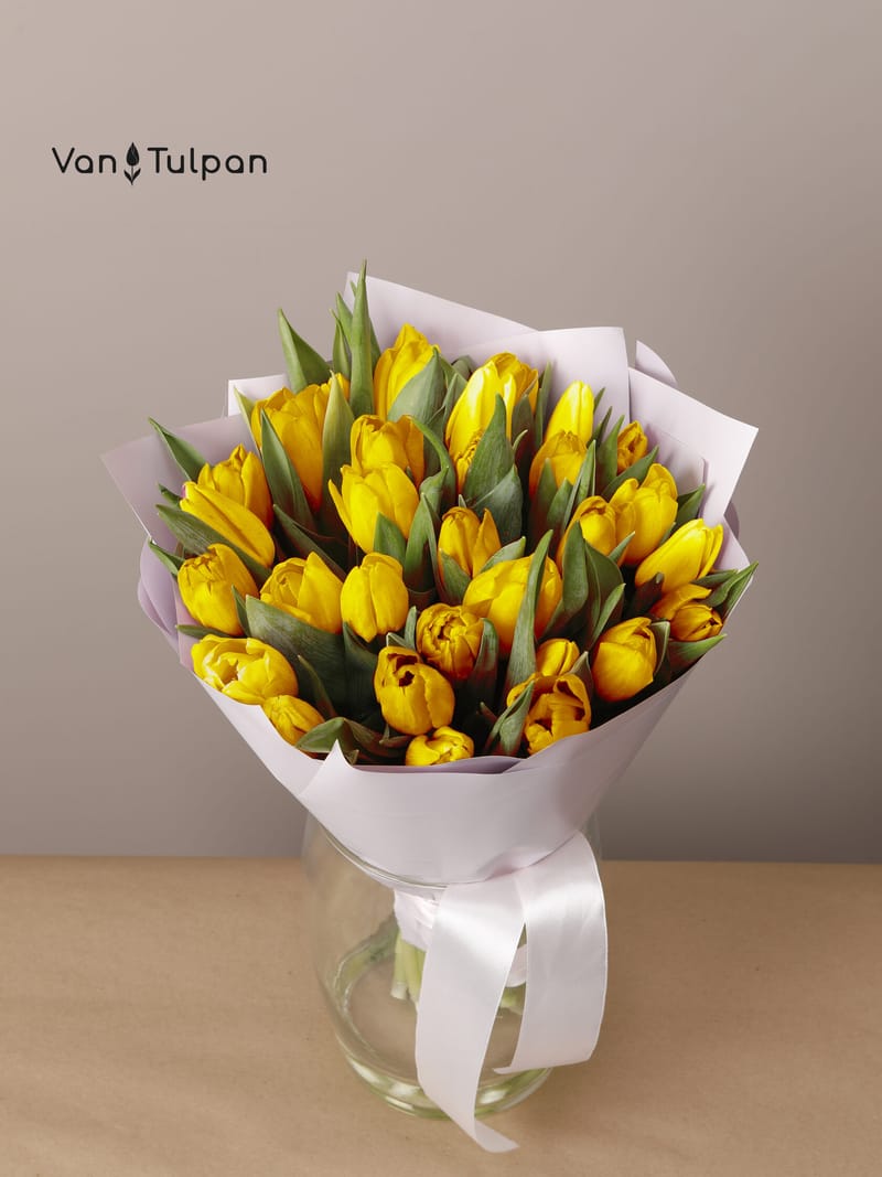 Букет из 31 желтого тюльпана, пленка
