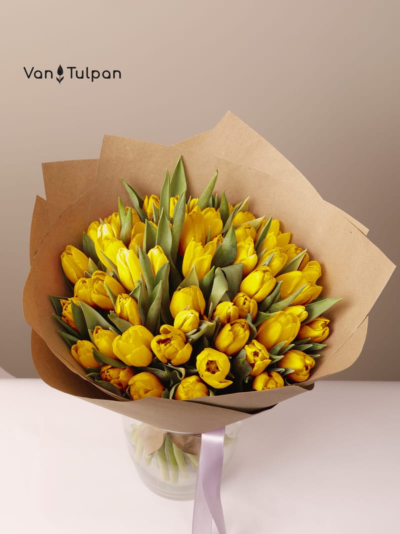 Букет из 51 желтого тюльпана, крафт